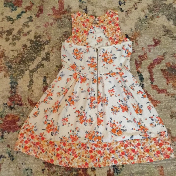 Rewind cream floral dress. - Picture 2 of 3